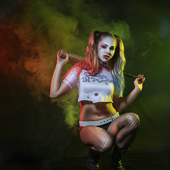 Frau im Harley Quinn Kostüm